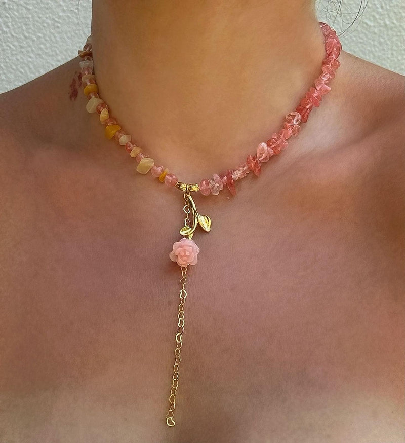 Gül Detaylı Şık Doğal Taşlı Kolye